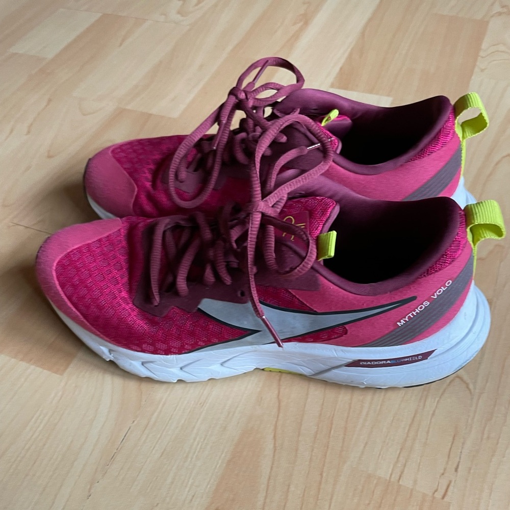 Womens - Diadora Mythos Volo - Running Shoes Sneakers - size 9